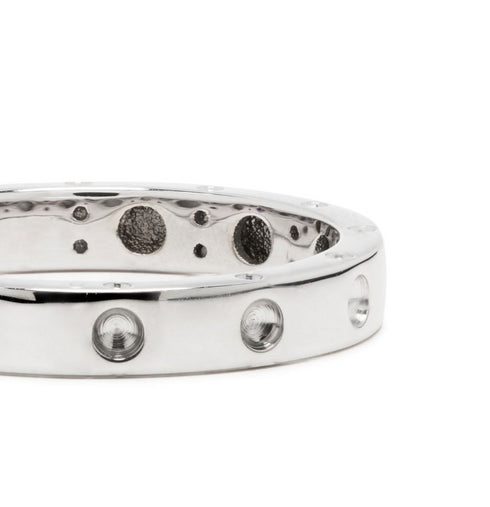 anillo Pois Moi en oro blanco de 18kt con banda fina